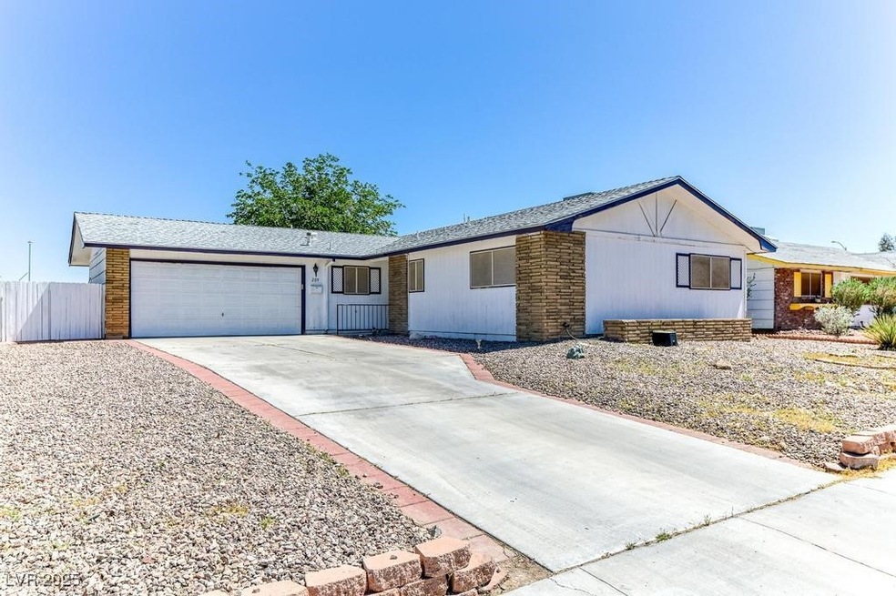Ranch-style house featuring an attached garage, fe