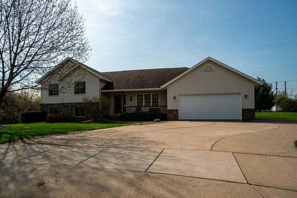 1821 W Ridge Ct, Eau Claire, WI 54703 - photo 1