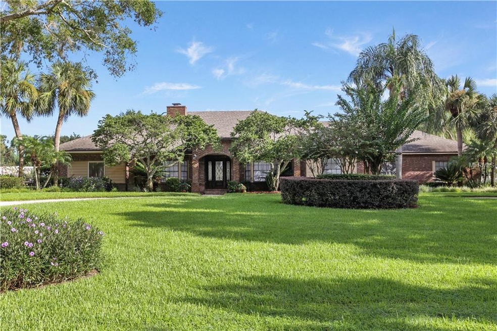 Welcome home. Large circular driveway!