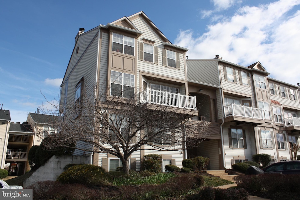 8248 Catbird Cir unit 8248D-302, Lorton, VA 22079 - photo 1