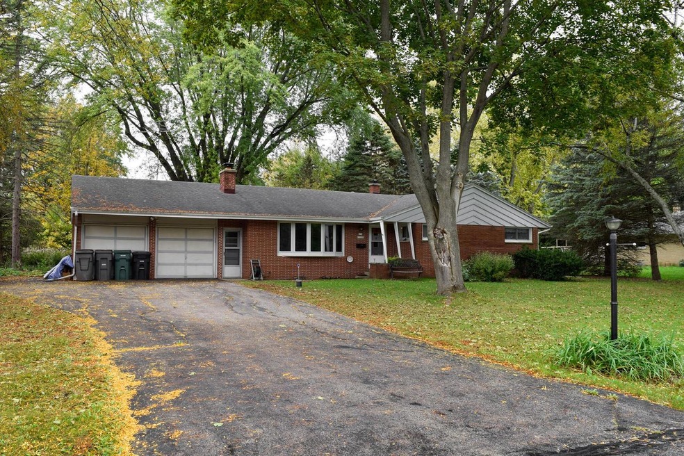 N79W15059 Menomonee Manor Dr, Menomonee Falls, WI 53051 - photo 1