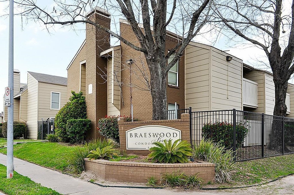 Braeswood Forest Condominiums front of complex
