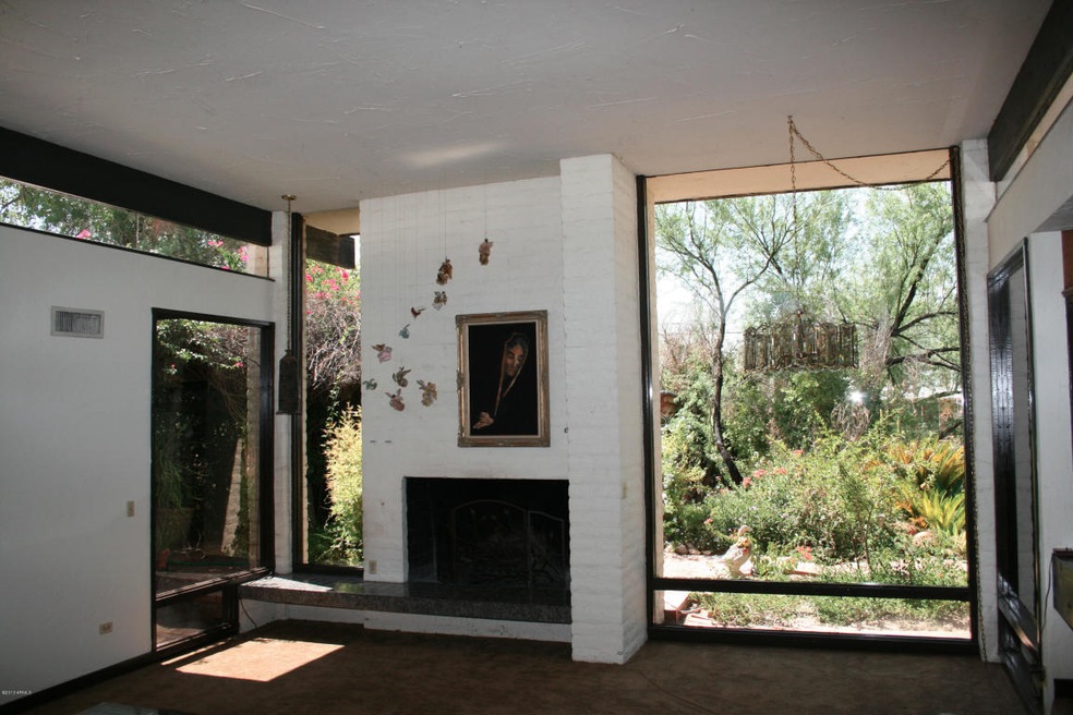 Living Room with fireplace