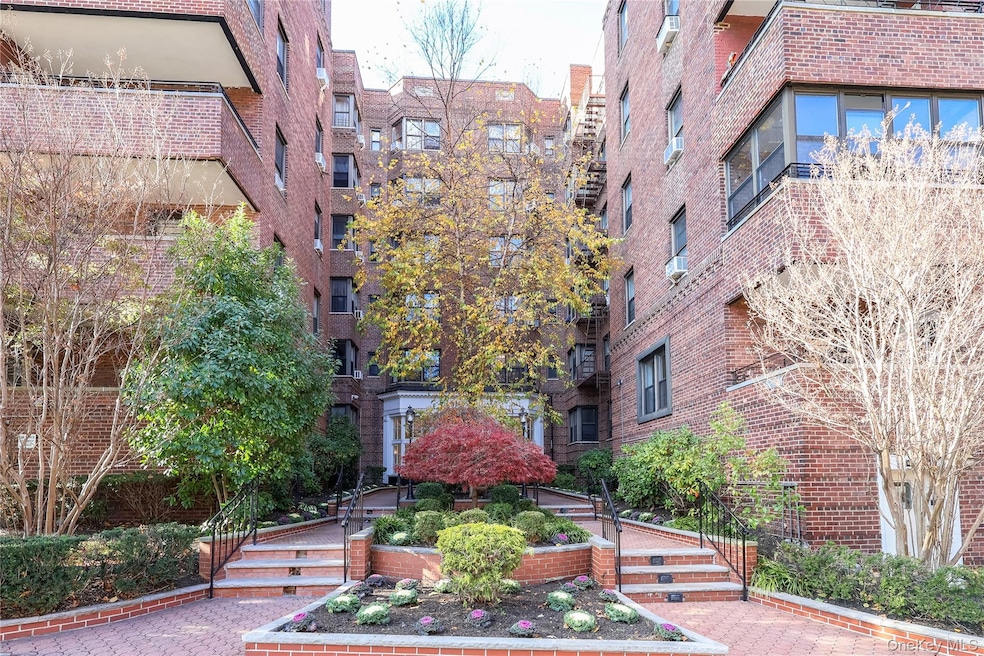 69-40 Yellowstone Blvd unit 407, Forest Hills, NY 11375 - photo 1