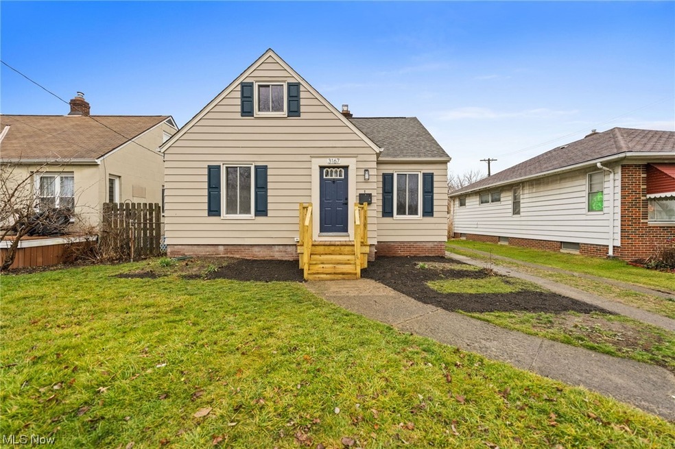 Cape Cod featuring a front yard