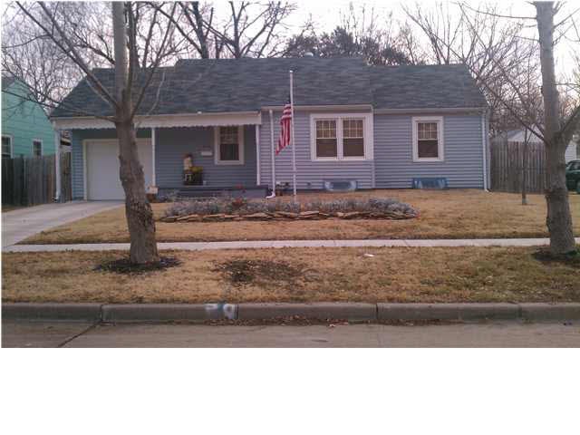 What a charmer! Great curb appeal with patriotism!
