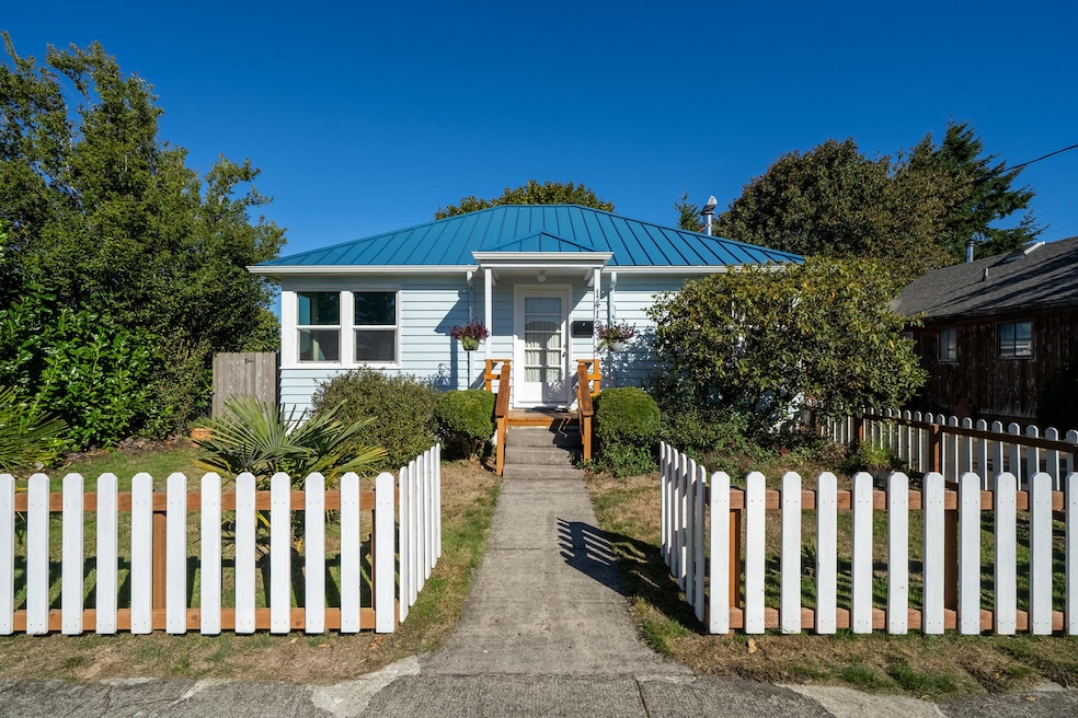 1412 9th St, Tillamook, OR 97141 - photo 1