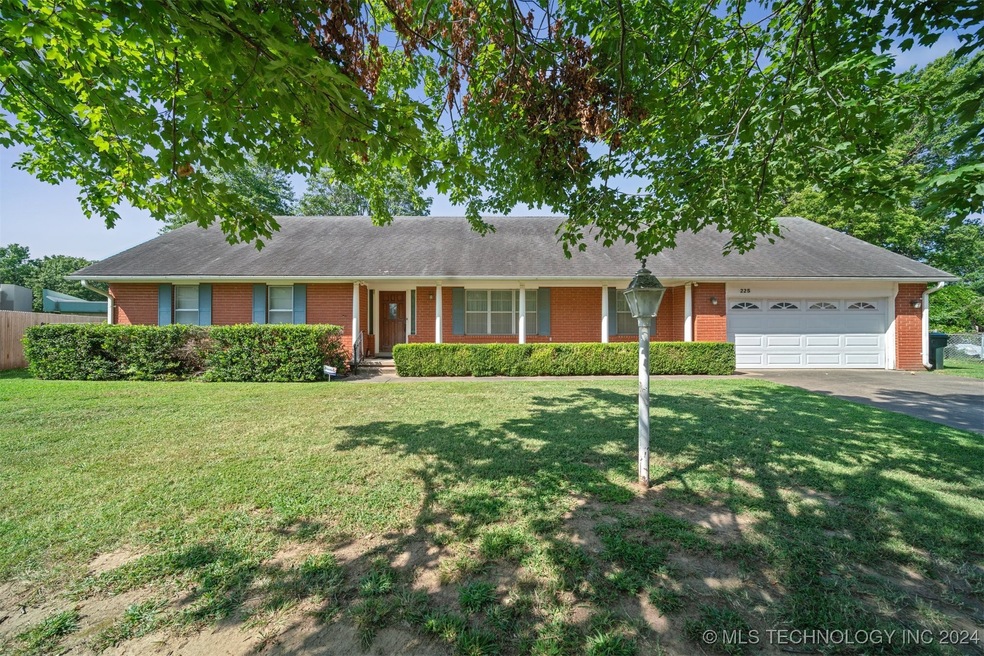 225 N Choctaw Ct, Claremore, OK 74017 - photo 1
