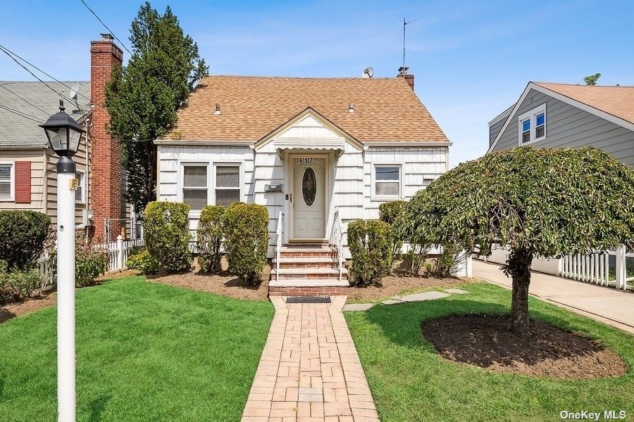 617 Robin Ct, West Hempstead, NY 11552 - photo 1