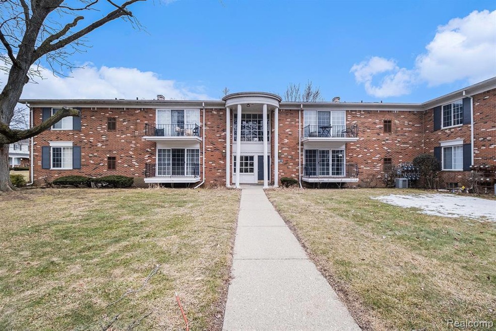 488 Fox Hills Dr S unit A-2, Bloomfield Hills, MI 48304 - photo 1