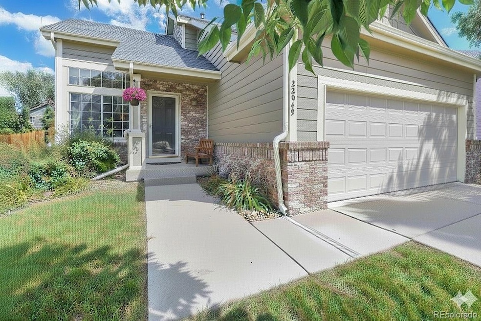 Welcome to 22049 E Princeton Cir — modern low-maintenance luxury on a peaceful Auroracul-de-sac.