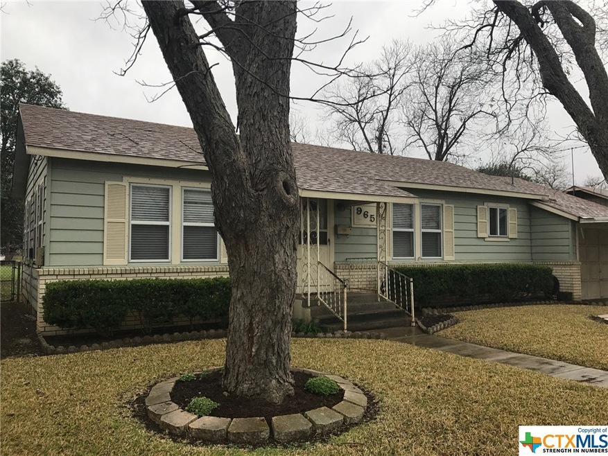 965 E Weinert St, Seguin, TX 78155 - photo 1