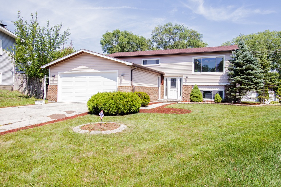 18729 Oakwood Ave, Country Club Hills, IL 60478 - photo 1