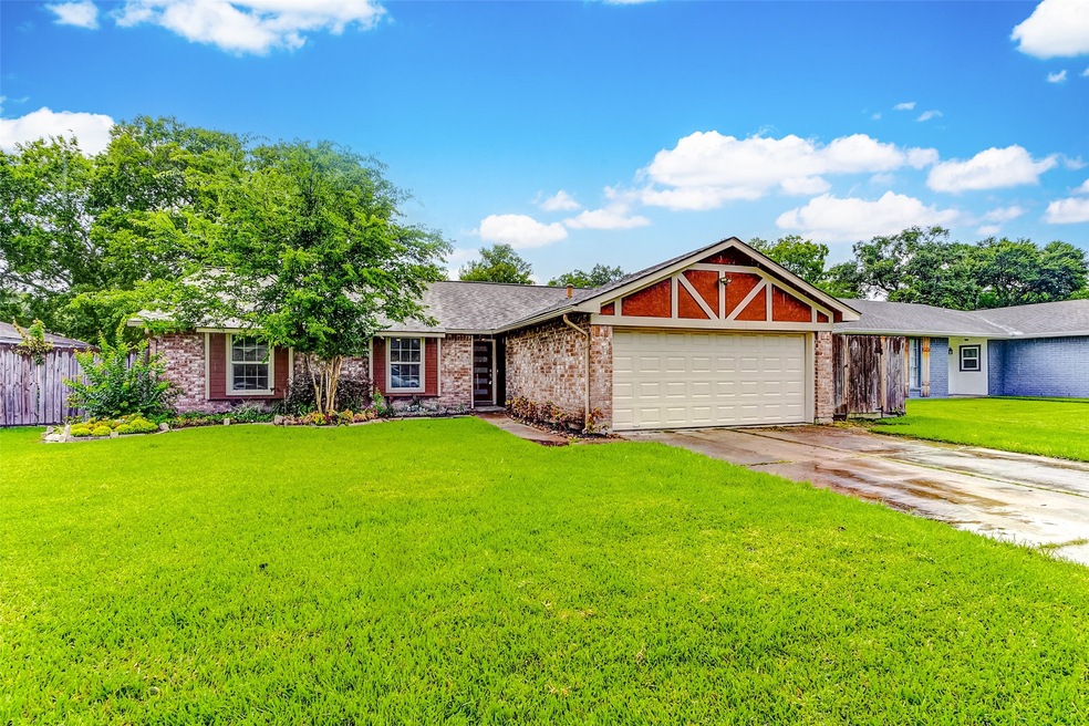 5302 Apple Blossom Ln, Friendswood, TX 77546 - photo 1