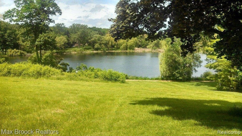 4770 S Chipping Glen, Bloomfield Hills, MI 48302 - photo 1