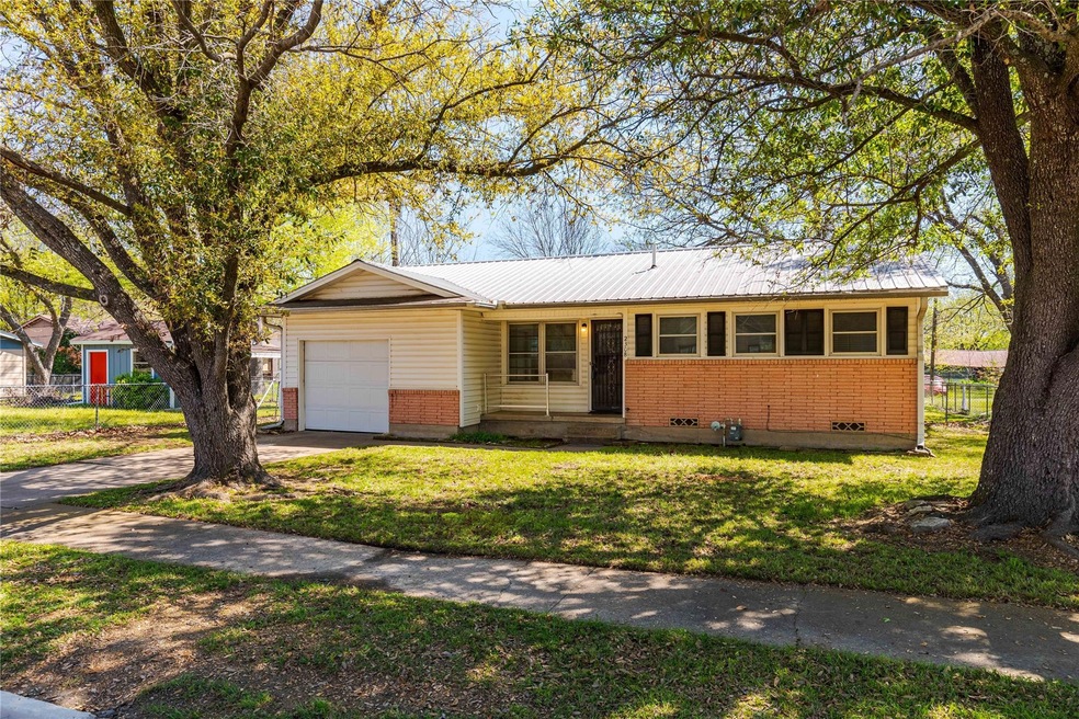 2308 N Main St, Bonham, TX 75418 - photo 1