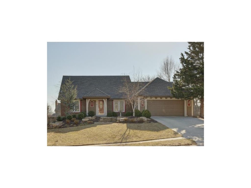 Welcome to 8521 Bradshaw in Lenexa's Greystone Est