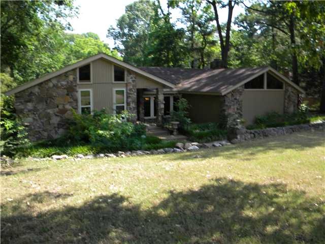 Rustic Log cabin feel  in the heart of Germantown,