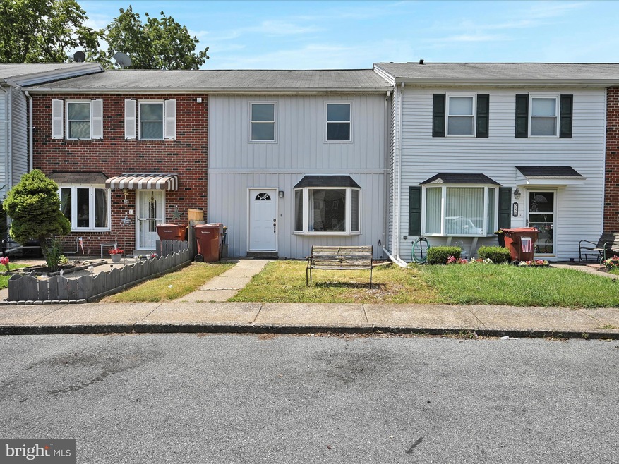 27 Eisenhower Cir, Whitehall, PA 18052 - photo 1