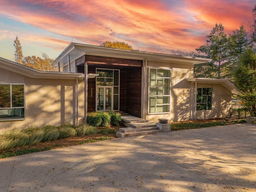 586 Natchez Bend Rd, Nashville, TN 37221 - photo 1