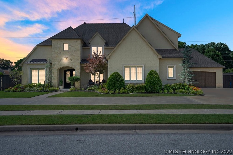 Transitional home with Semi Circle Drive and side