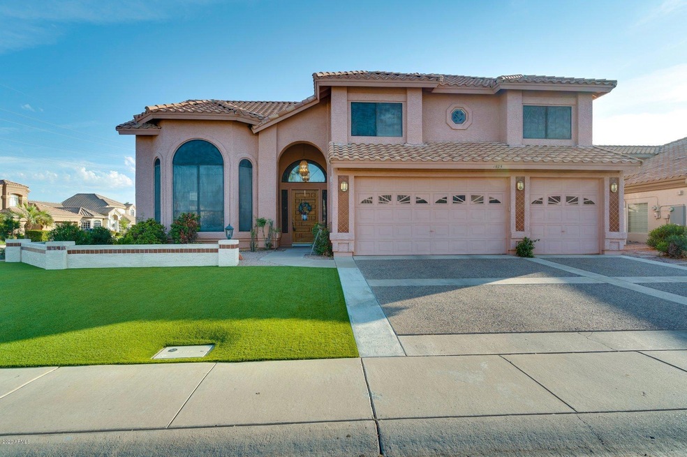 5Front of home.jpg-SMALL