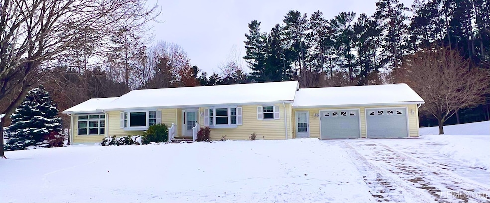 950 S Hemlock St, Iron Mountain, MI 49801 - photo 1