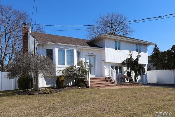 2228 Wynne Ln, Bellmore, NY 11710 - photo 1