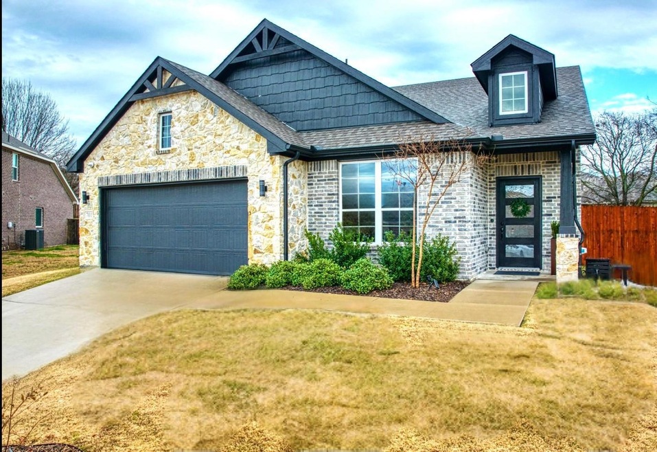 701 Ascot Ct, Ennis, TX 75119 - photo 1