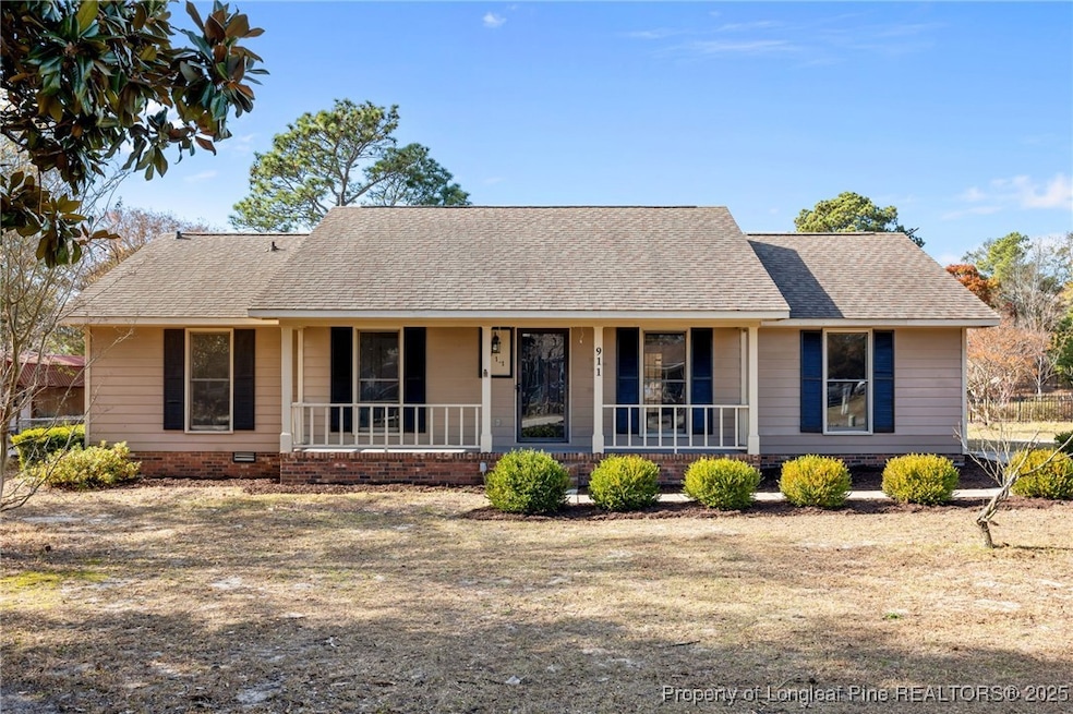 911 Axis Cir, Hope Mills, NC 28348 - photo 1