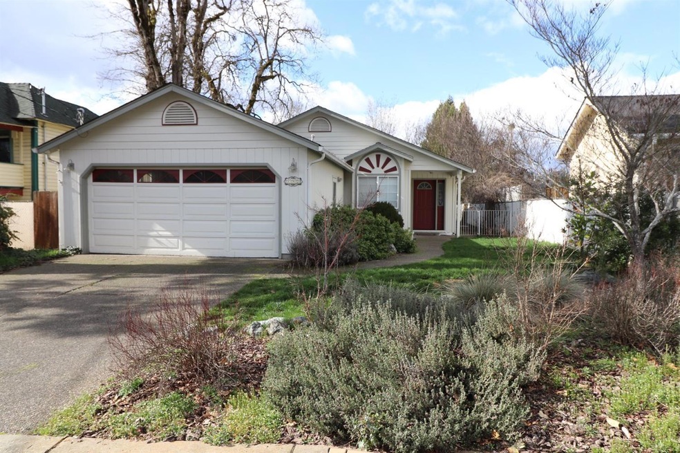 792 NE 12th St, Grants Pass, OR 97526 - photo 1