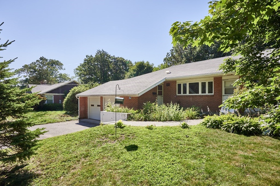 70 Pinehurst Rd, Holyoke, MA 01040 - photo 1