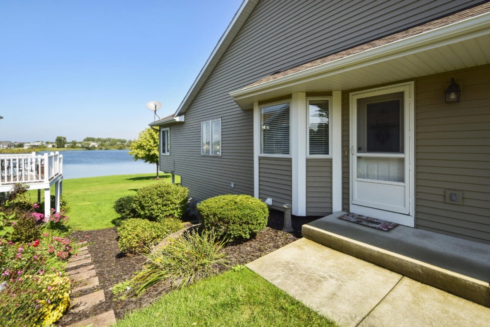 000-photo-front-entrance-7597378