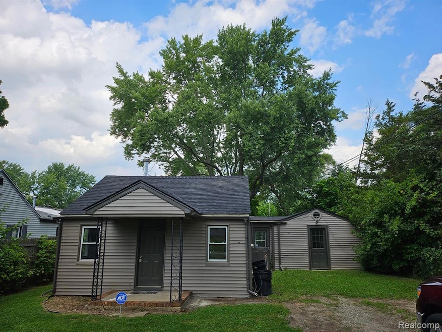 1095 Harding Dr, Flint, MI 48507 - photo 1