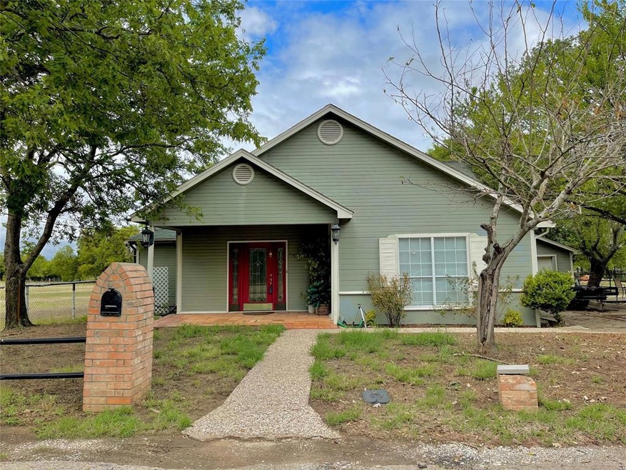 316 Liberty St, Cleburne, TX 76031 - photo 1