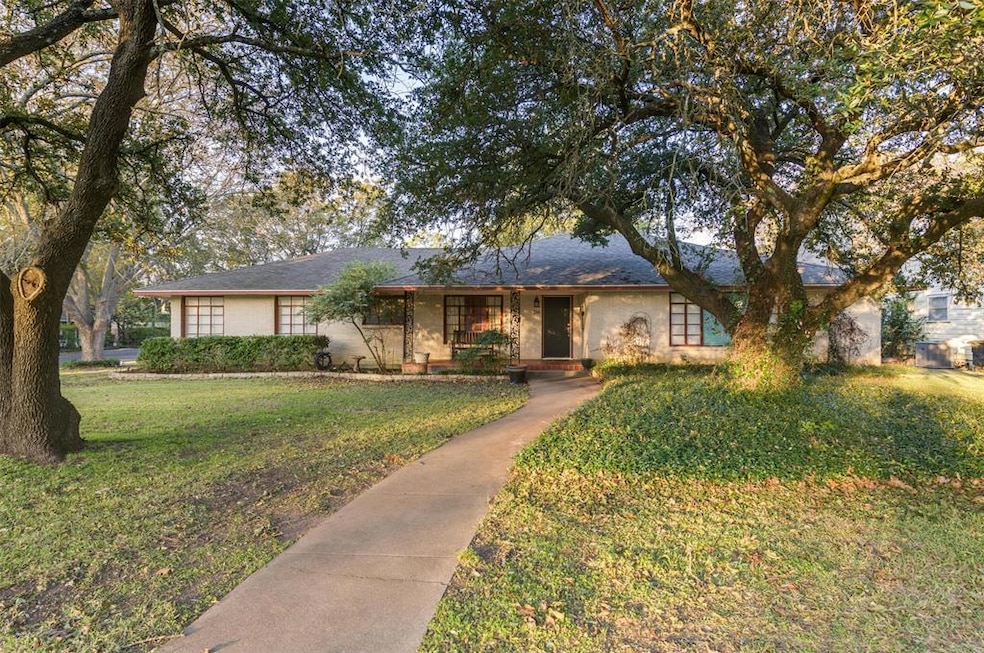 314 Bellevue Dr, Cleburne, TX 76033 - photo 1