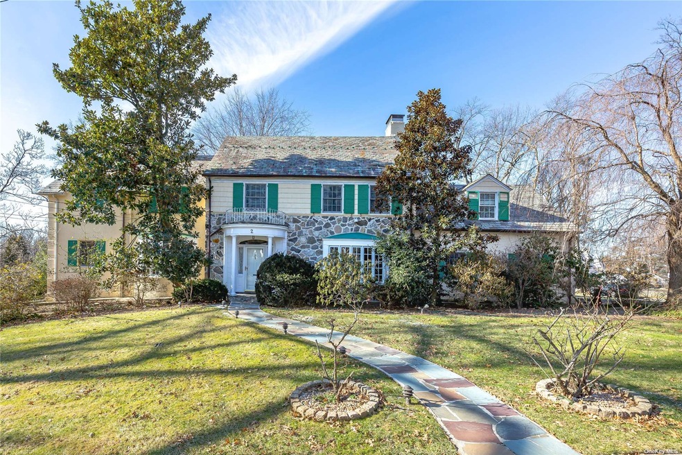 2 Grosvenor Place, Great Neck, NY 11021 - photo 1