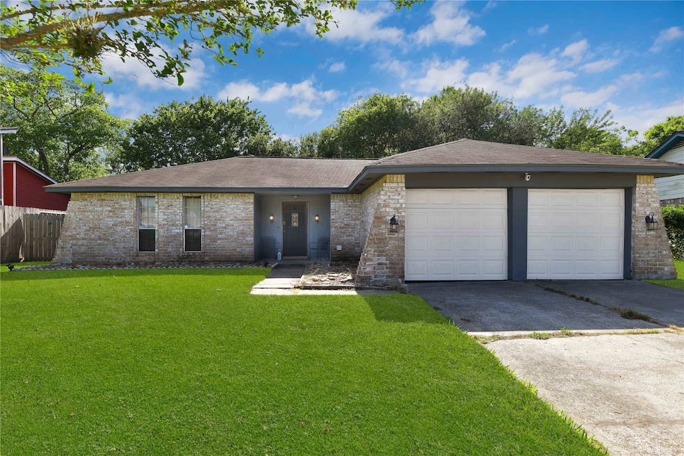 5226 Appleblossom Ln, Friendswood, TX 77546 - photo 1