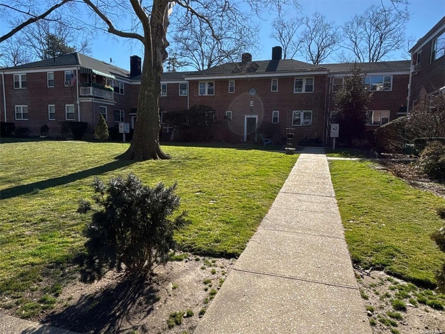 17 Dolphin Green unit E2K, Port Washington, NY 11050 - photo 1