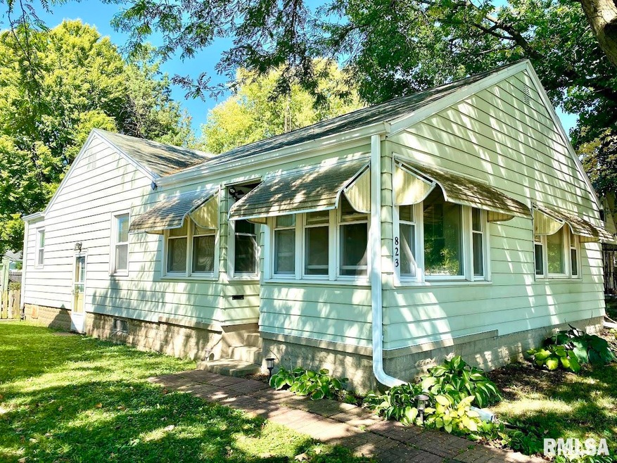 823 N Hamilton St, Lincoln, IL 62656 - photo 1