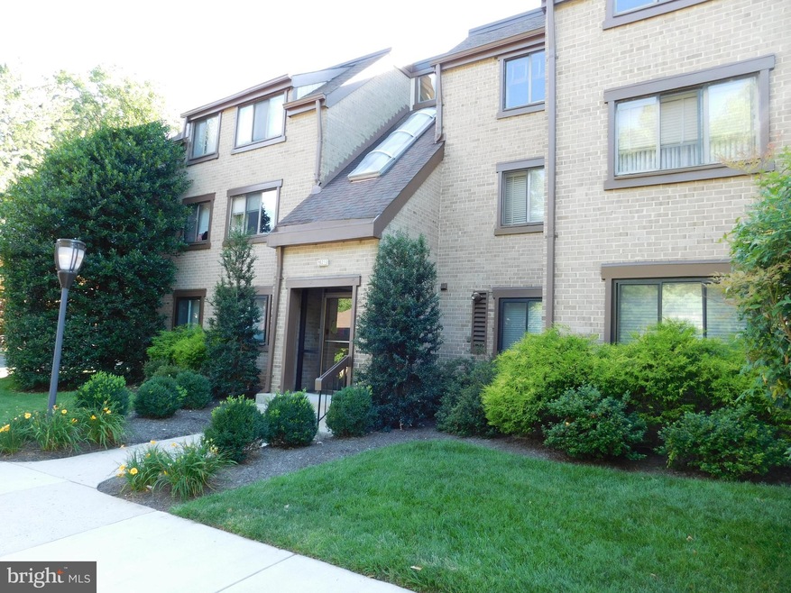 1621 Parkcrest Cir unit 301, Reston, VA 20190 - photo 1