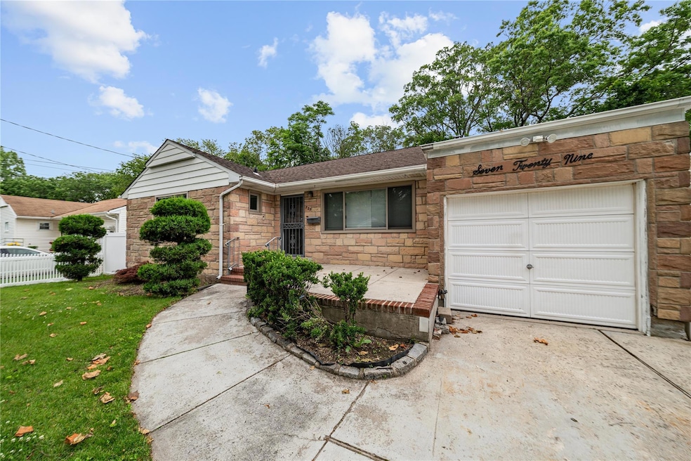 729 Janos Ln, West Hempstead, NY 11552 - photo 1