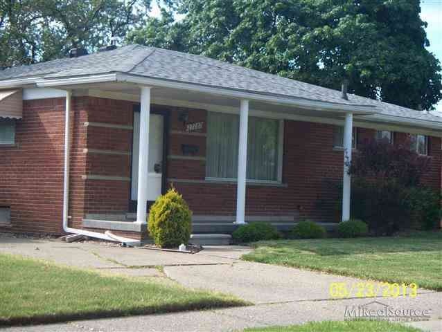 27287 E Crestmont St, Roseville, MI 48066 - photo 1