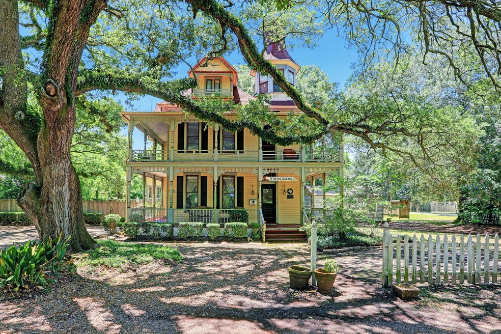 404 S Beauregard St, Alvin, TX 77511 - photo 1