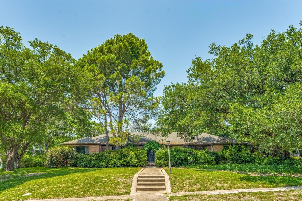 7111 Twin Tree Ln, Dallas, TX 75214 - photo 1