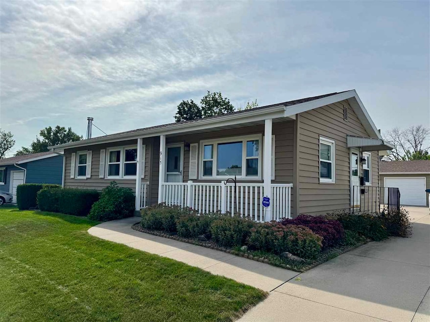 915 W 10th Ave, Marion, IA 52302 - photo 1