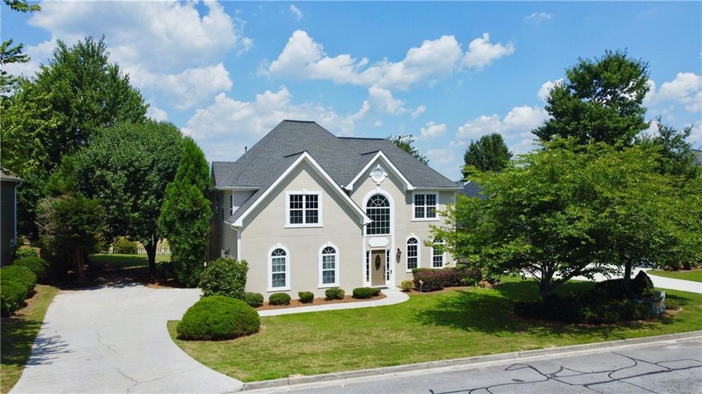 View of front of property featuring a front lawn