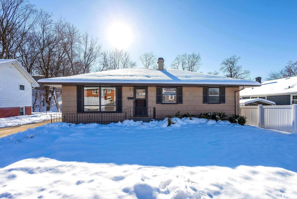 809 Cimarron Dr, Davenport, IA 52804 - photo 1