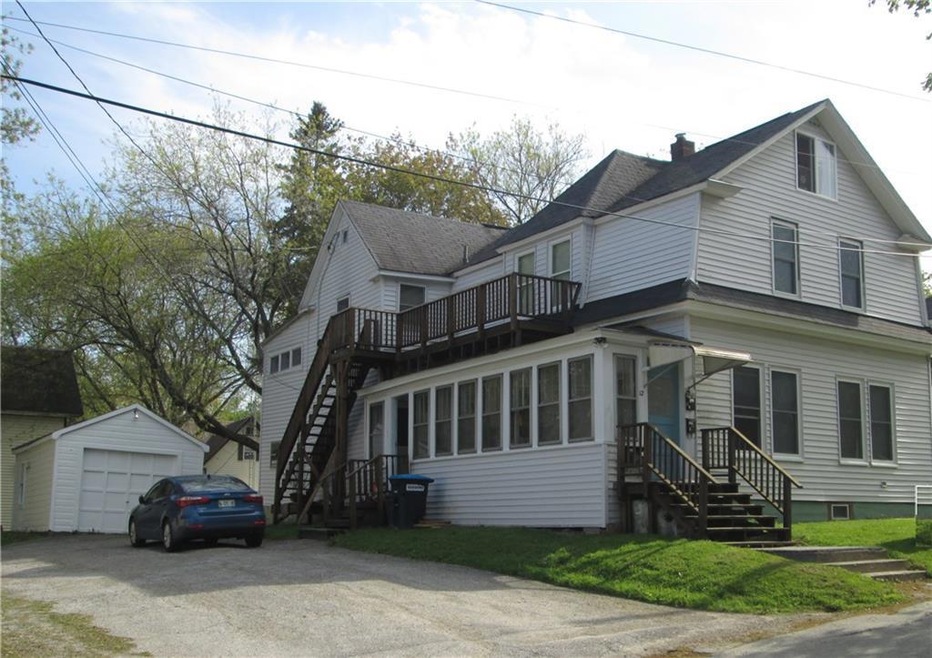A great 3 unit with lots of parking...