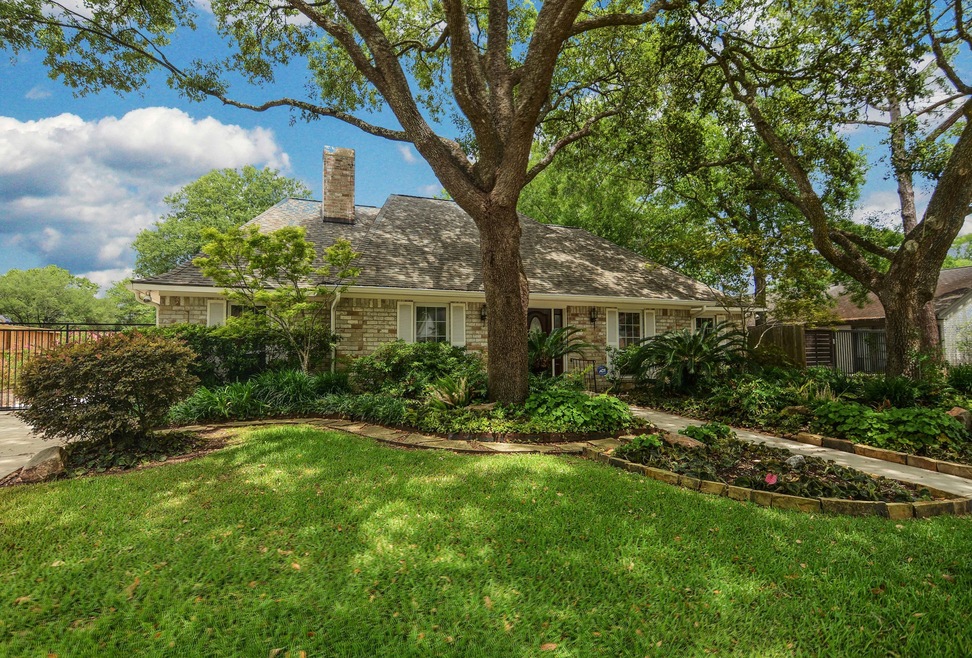 10122 Chevy Chase Dr, Houston, TX 77042 - photo 1